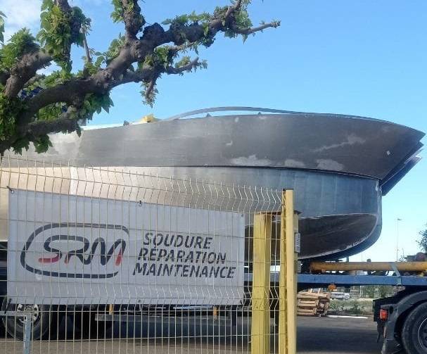 Finition d'un catamaran en aluminium jusqu'à la mise à l'eau à Saint-Martin-de-Crau dans les Bouches-du-Rhône