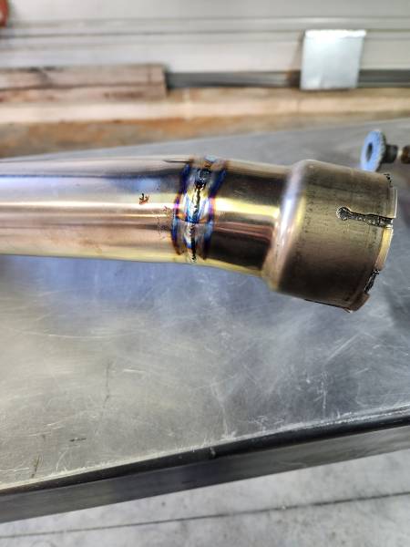 Soudure titane d'un échappement de moto Yamaha R1 pour une adaptation pour contrôle technique à Raphèle-les-Arles proche de Saint-Martin-de-Crau