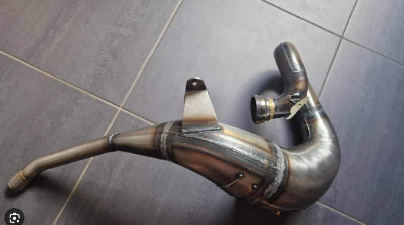 Réparation de votre pot d’échappement de moto ou voiture par point de soudure localisé à Saint-Martin-de-Crau proche de Arles